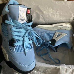 (REPOSTING)- JORDAN 4 UNIVERSITY BLUE RETRO
5.5y bit fit woman’s 6-7.5 maybe